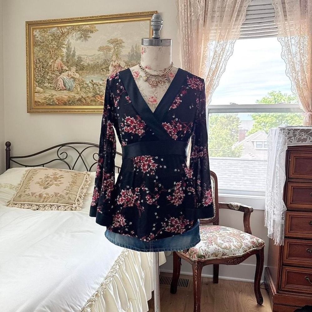 floral fairy top  Y2K black floral top new york and company size small - Picture 2 of 6